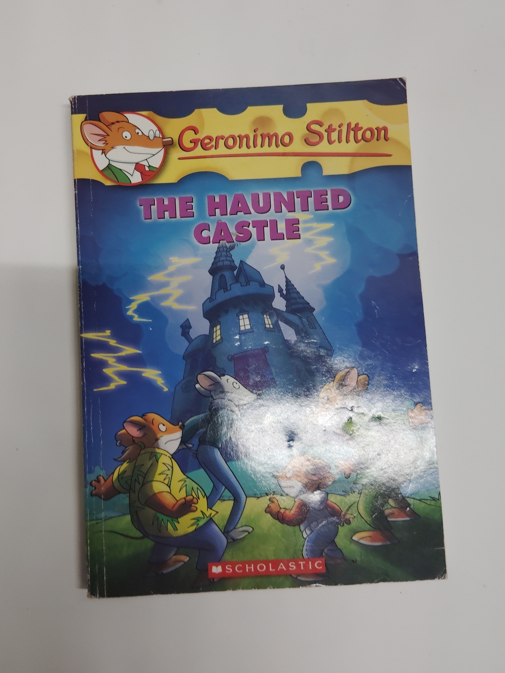 Scholastic Geronimo Stilton The Haunted Castle Book Cover - Blue, Yellow